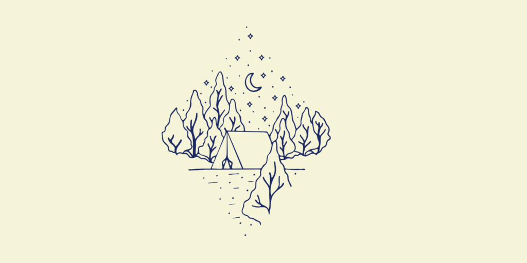 Una tenda da campeggio in mezzo a un bosco sotto un cielo stellato. Le destinazioni sostenibili sono ovunque nel mondo e si concentrano sulla scelta di mete dove si rispetta la natura e le comunità locali